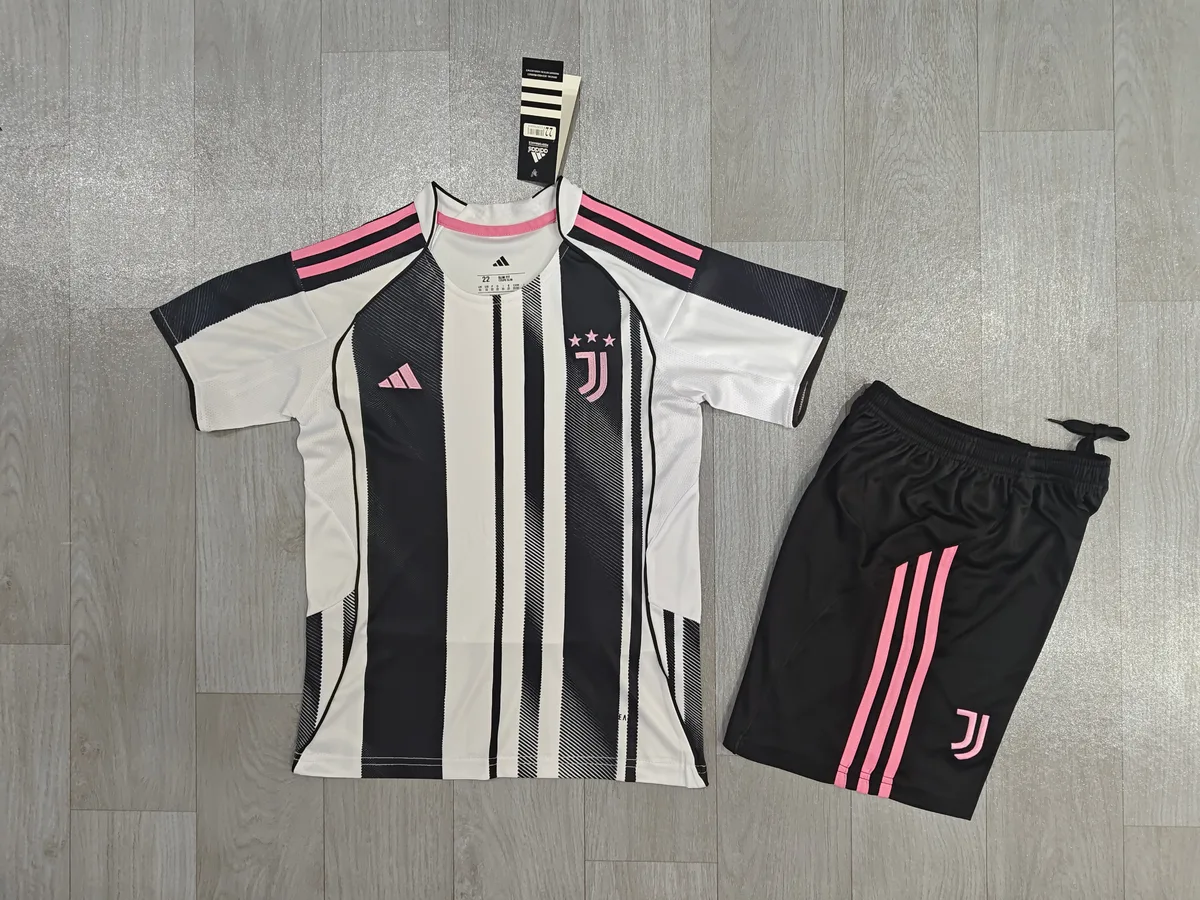 2025/26 Juventus Home Kids Kit, foto 2