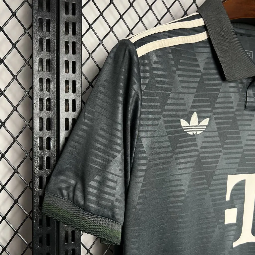 Bayern Munich 2024/25 Oktoberfest Jersey, foto 5