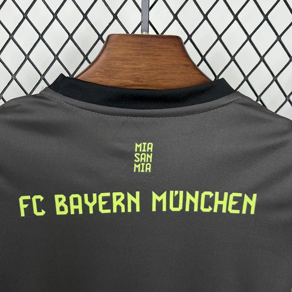 Bayern Munich 2025/26 Blackn Goalkeeper Kids Kit, foto 3