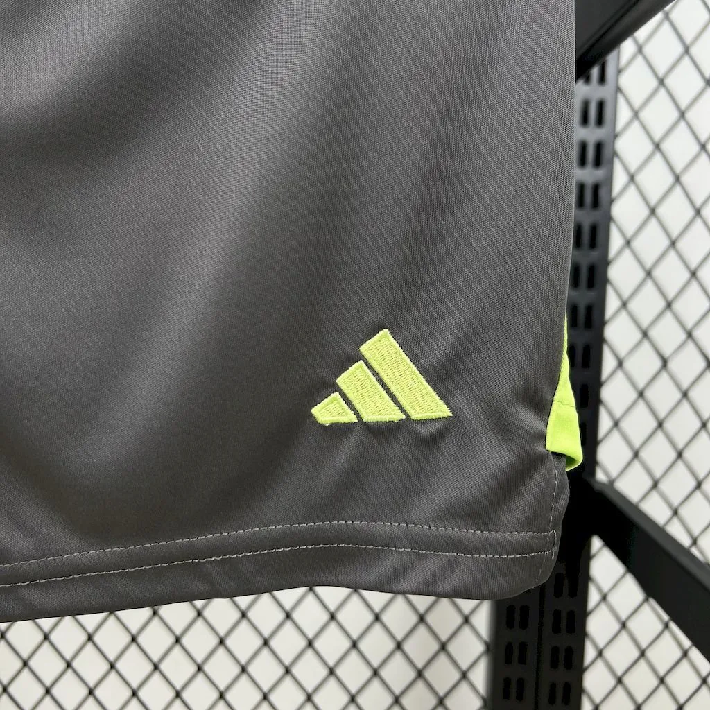Bayern Munich 2025/26 Blackn Goalkeeper Kids Kit, foto 5