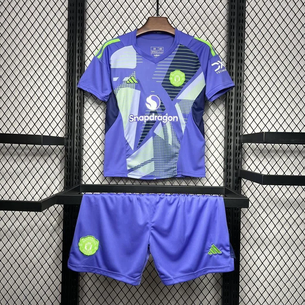 Manchester United 2024/25 Goalkeeper Kids Kit, foto 1