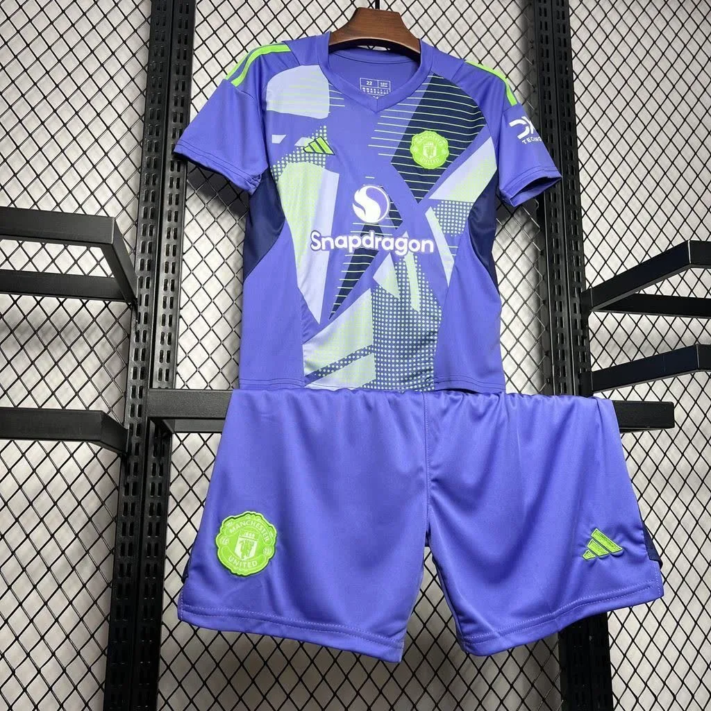 Manchester United 2024/25 Goalkeeper Kids Kit, foto 3