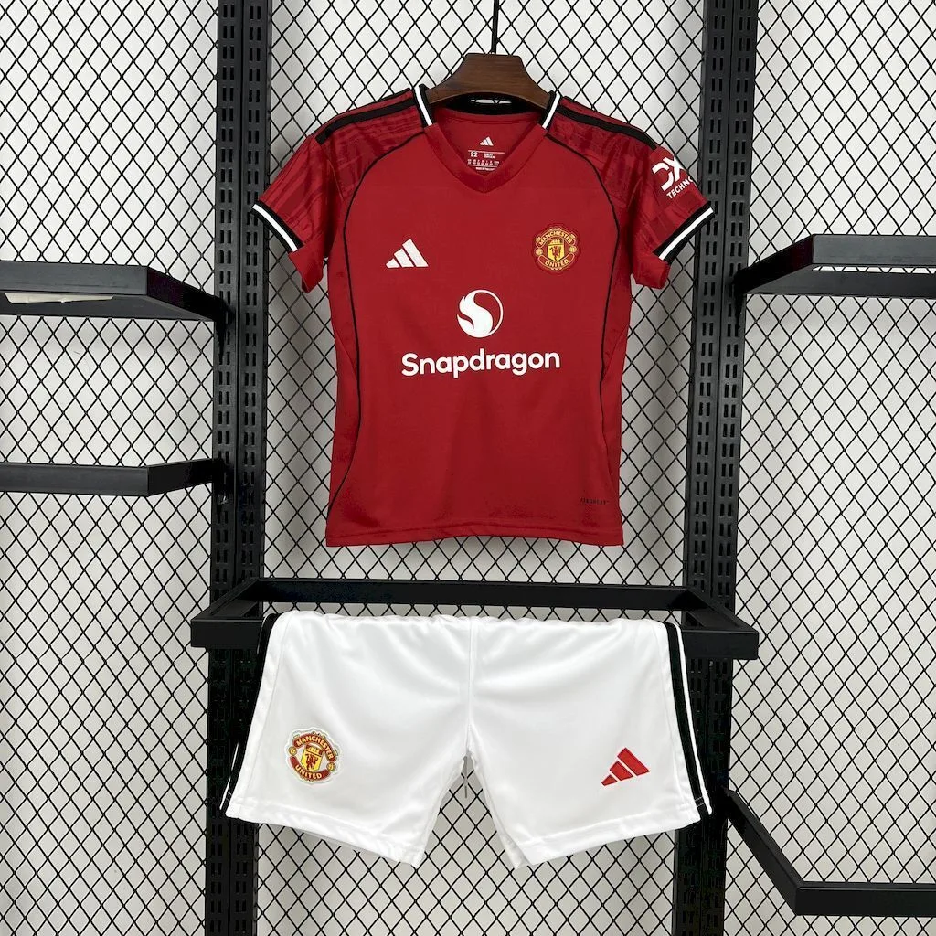 Manchester United 2025/26 Home Kids Kit, foto 1