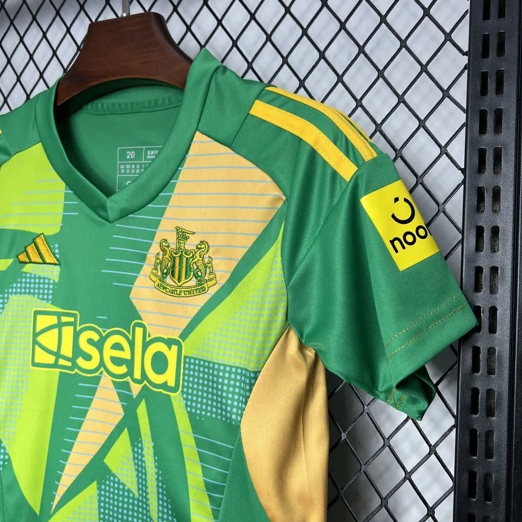 Newcastle United 2024/25 Goalkeeper Kids Kit, foto 2