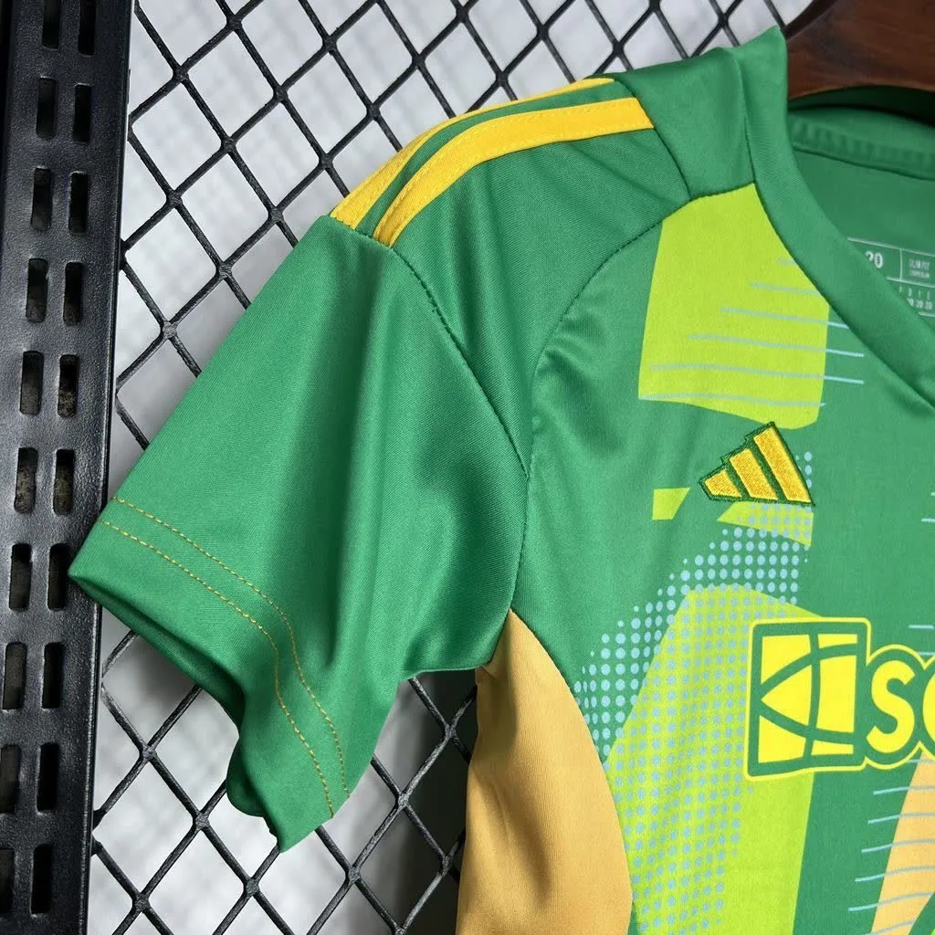 Newcastle United 2024/25 Goalkeeper Kids Kit, foto 3