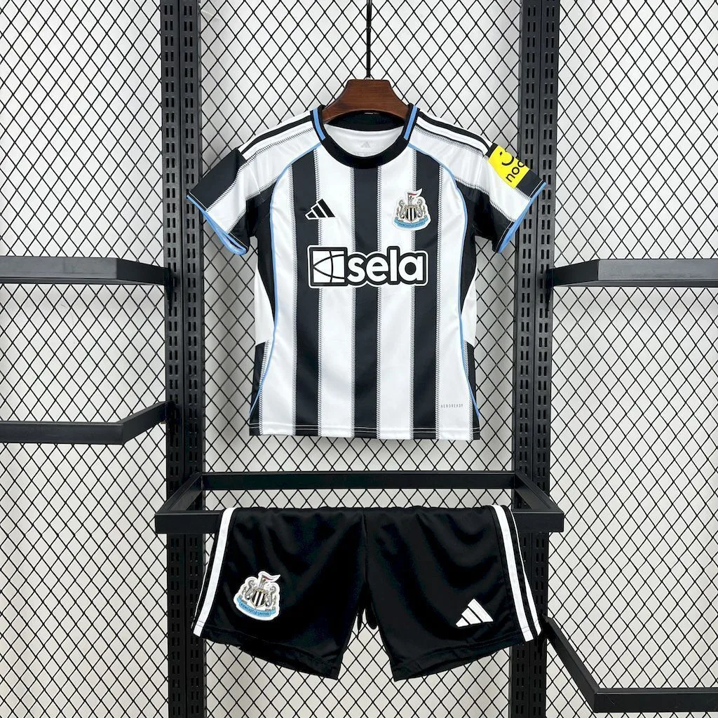 Newcastle United 2025/26 Home Kids Kit, foto 1