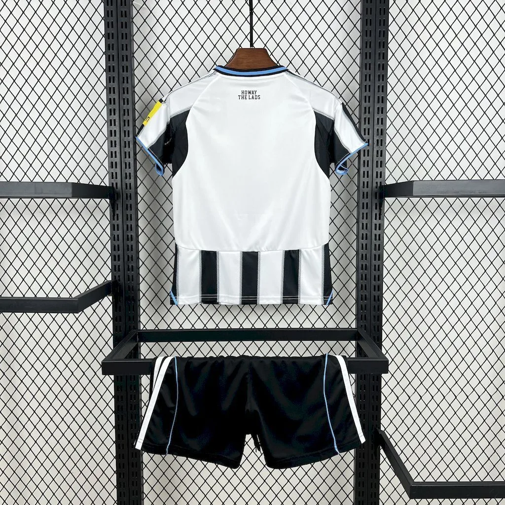Newcastle United 2025/26 Home Kids Kit, foto 2