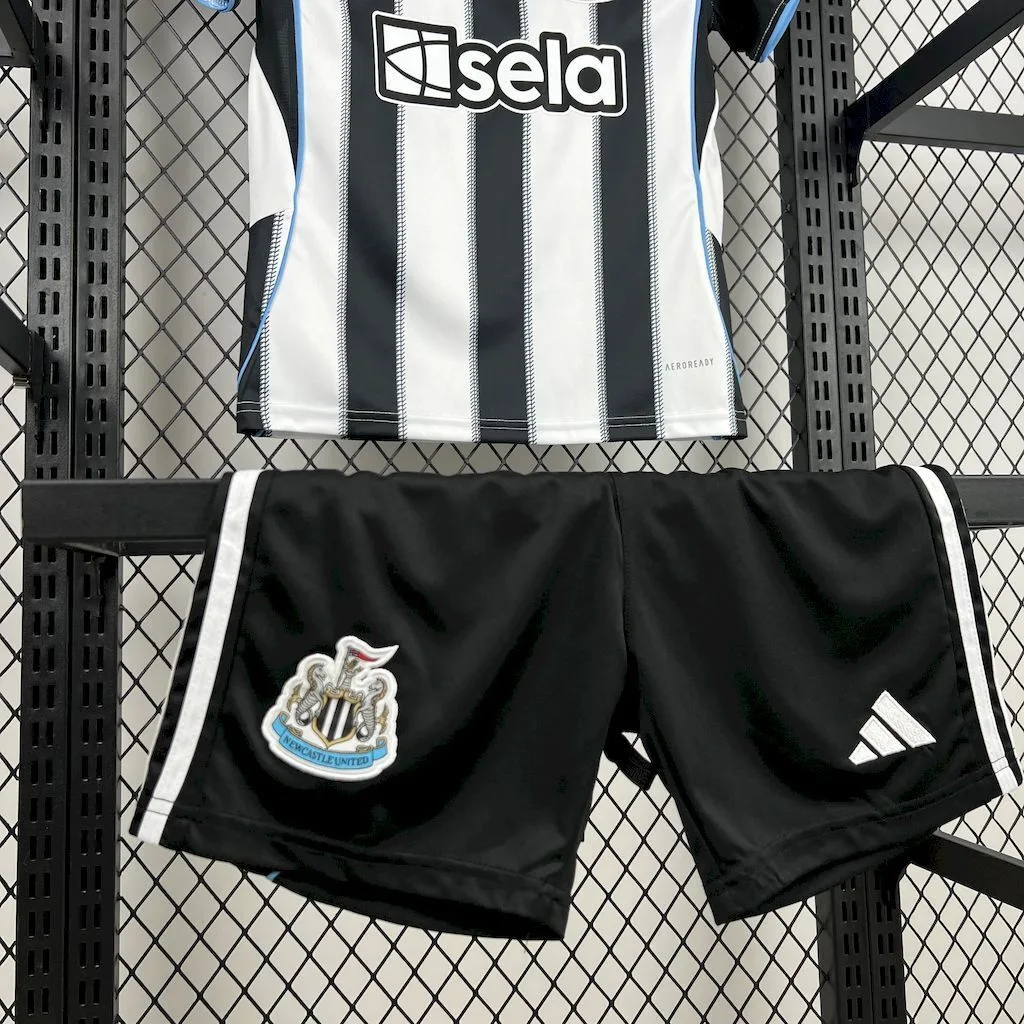 Newcastle United 2025/26 Home Kids Kit, foto 4