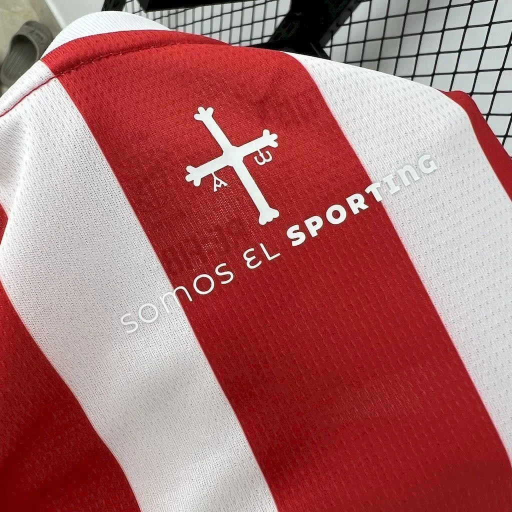 Sporting de Gijon 2024/25 Home Kids Kit, foto 2