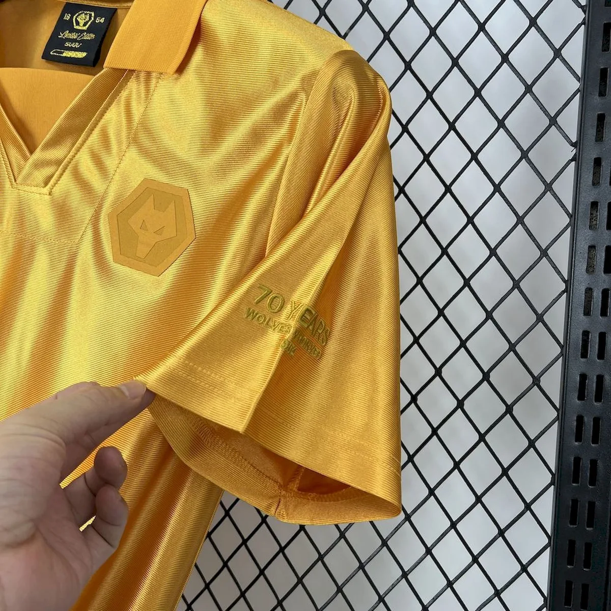 Wolves 2025/26 70th Snniversary Jersey, foto 5